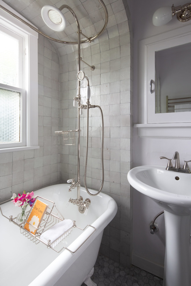 Idées déco pour une petite salle de bain principale classique avec une baignoire sur pieds, un carrelage blanc, un sol en marbre, un lavabo de ferme, un sol gris et une cabine de douche avec un rideau.