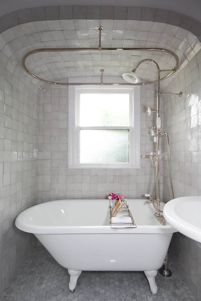 Exemple d'une petite salle de bain principale chic avec une baignoire sur pieds, un carrelage blanc, un sol en marbre, un lavabo de ferme, un sol gris et une cabine de douche avec un rideau.
