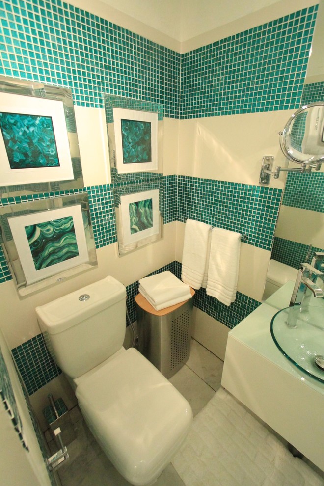 他の地域にあるトロピカルスタイルのおしゃれな浴室の写真