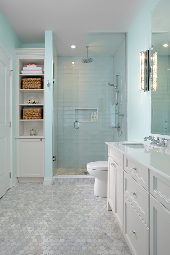 Diseño de cuarto de baño clásico de tamaño medio con puertas de armario blancas, bañera exenta, paredes verdes, suelo de baldosas de porcelana, aseo y ducha, encimera de cuarzo compacto y suelo blanco