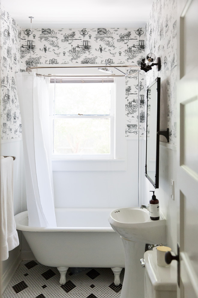 Inspiration för ett vintage badrum med dusch, med vita skåp, ett badkar med tassar, en toalettstol med separat cisternkåpa, vita väggar, ett konsol handfat och vitt golv
