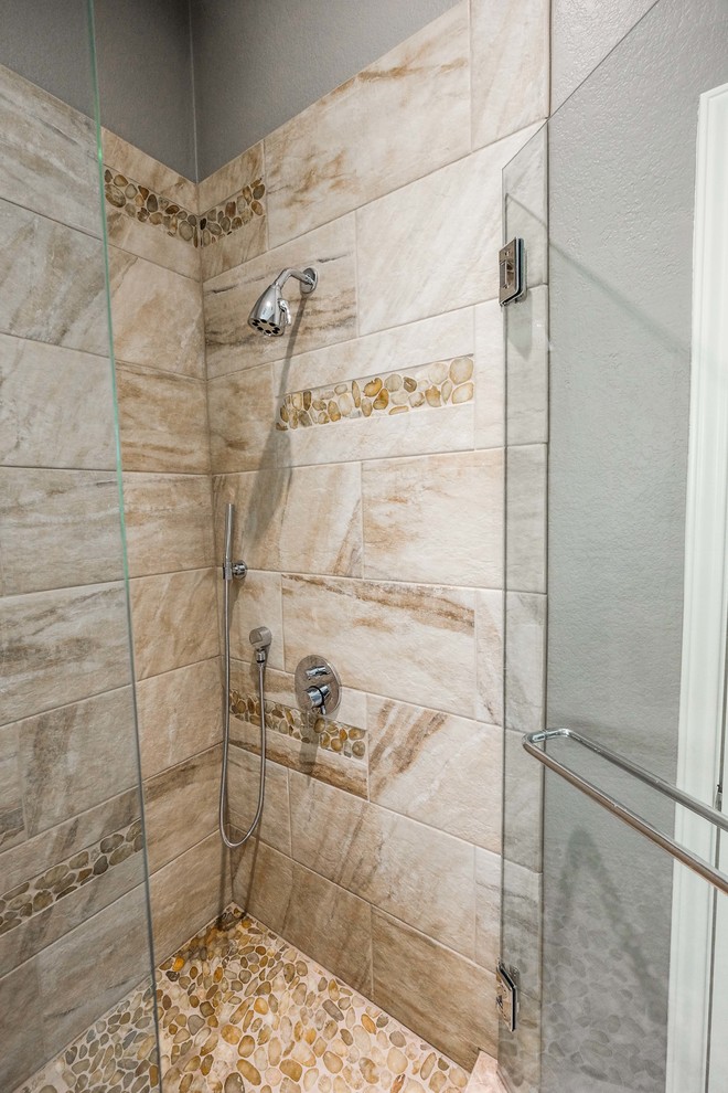 Foto di una stanza da bagno padronale contemporanea di medie dimensioni con ante con riquadro incassato, ante marroni e top in granito