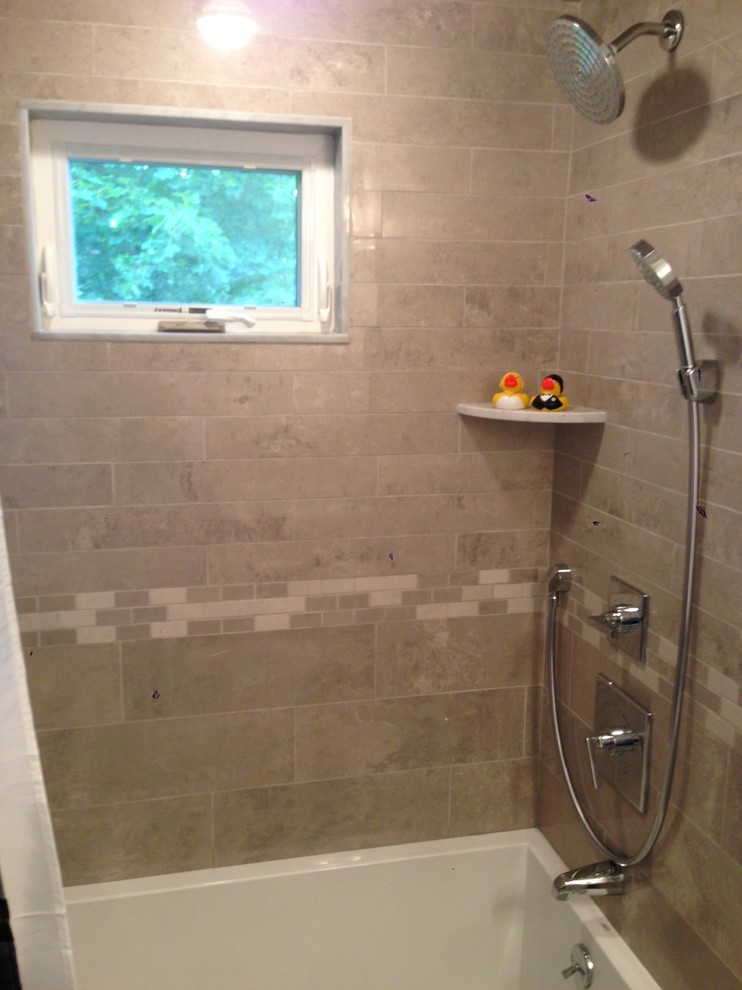 Klassisches Badezimmer mit Badewanne in Nische, Duschbadewanne, grauen Fliesen und Porzellanfliesen in Boston