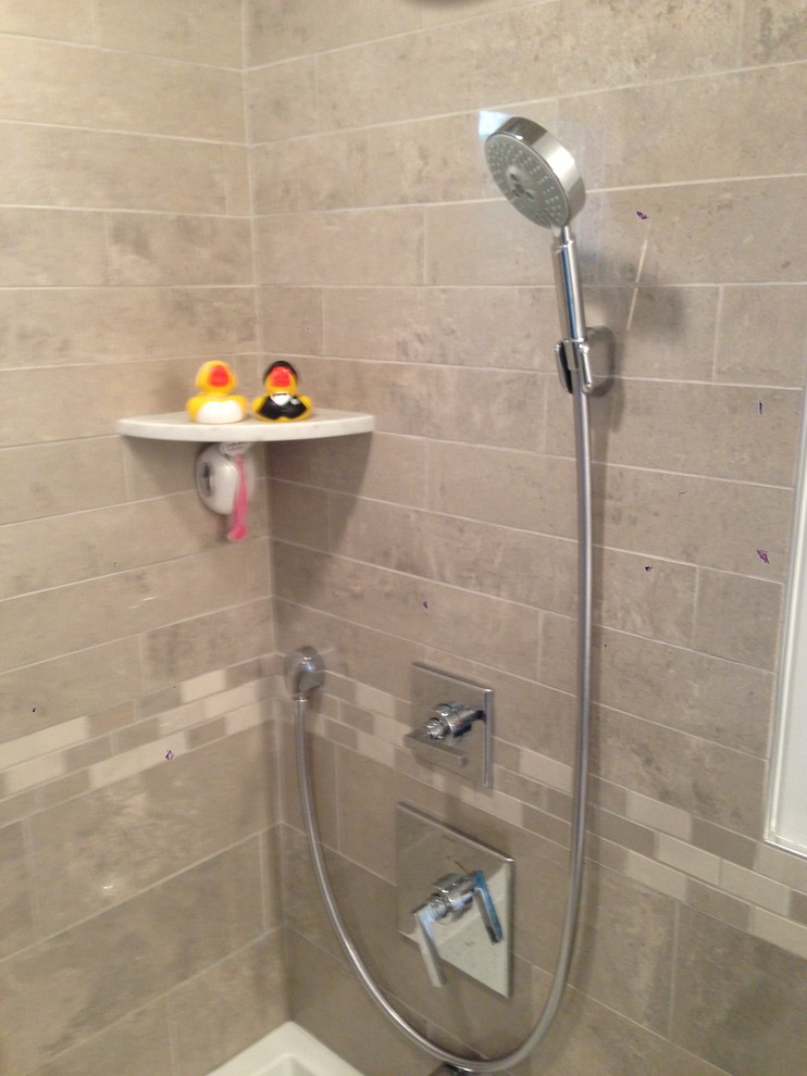 Klassisches Badezimmer mit Badewanne in Nische, Duschbadewanne, grauen Fliesen und Porzellanfliesen in Boston