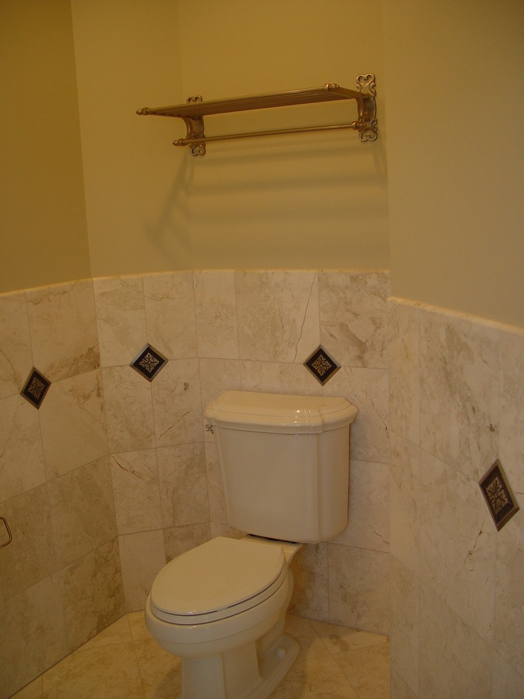 Aménagement d'une salle d'eau victorienne en bois vieilli de taille moyenne avec un placard avec porte à panneau encastré, un carrelage beige, un carrelage gris, un carrelage blanc, des carreaux de porcelaine, un mur jaune, un sol en carrelage de porcelaine, un lavabo encastré et un plan de toilette en marbre.