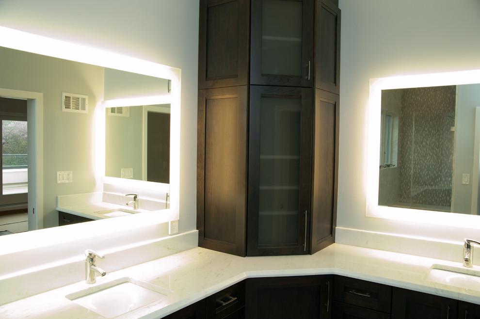 Foto de cuarto de baño principal actual de tamaño medio con armarios estilo shaker, puertas de armario de madera en tonos medios, ducha esquinera, paredes blancas, suelo de mármol, lavabo bajoencimera y encimera de mármol