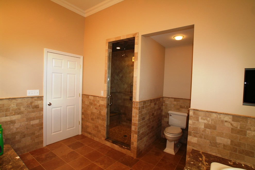 На фото: главная ванная комната среднего размера в классическом стиле с накладной ванной, угловым душем, унитазом-моноблоком, бежевой плиткой, каменной плиткой, бежевыми стенами и полом из керамической плитки с