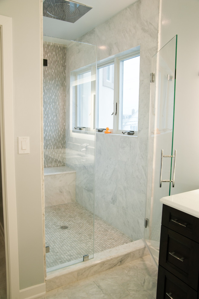 Idées déco pour une salle de bain principale contemporaine en bois foncé de taille moyenne avec un placard à porte shaker, une douche d'angle, un mur blanc, un sol en marbre, un lavabo encastré et un plan de toilette en marbre.
