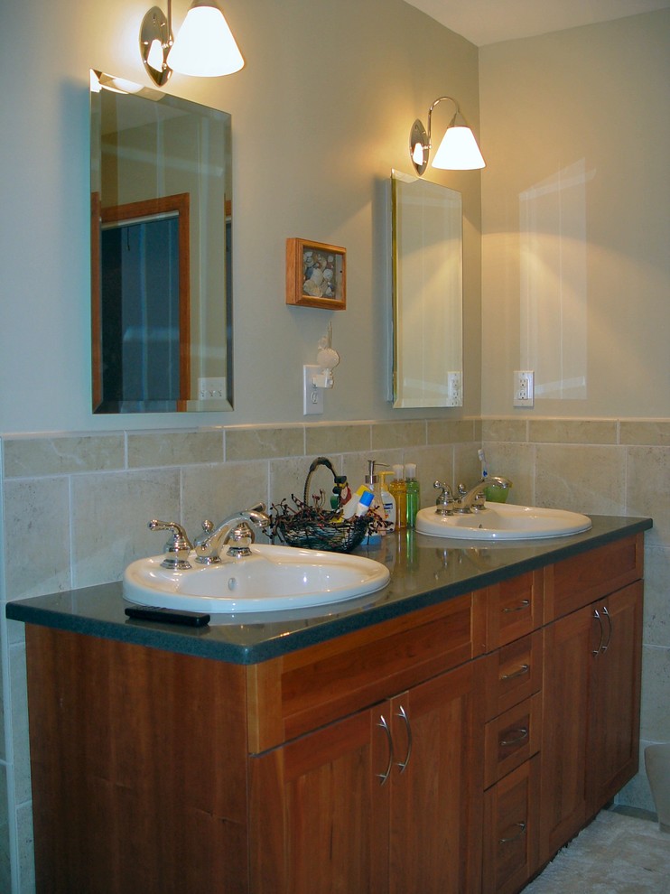 Exempel på ett mellanstort klassiskt badrum med dusch, med skåp i shakerstil, skåp i mörkt trä, en toalettstol med hel cisternkåpa, beige kakel, keramikplattor, beige väggar, ett nedsänkt handfat och bänkskiva i zink