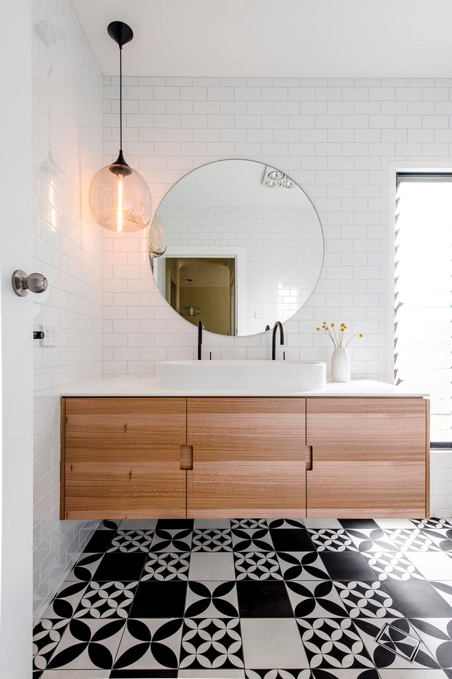 Пример оригинального дизайна: ванная комната в современном стиле с раковиной с несколькими смесителями, плиткой кабанчик, черно-белой плиткой и белой столешницей