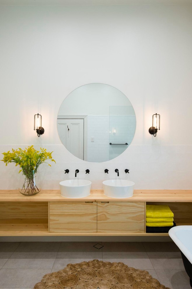 Exempel på ett modernt badrum, med ett fristående handfat