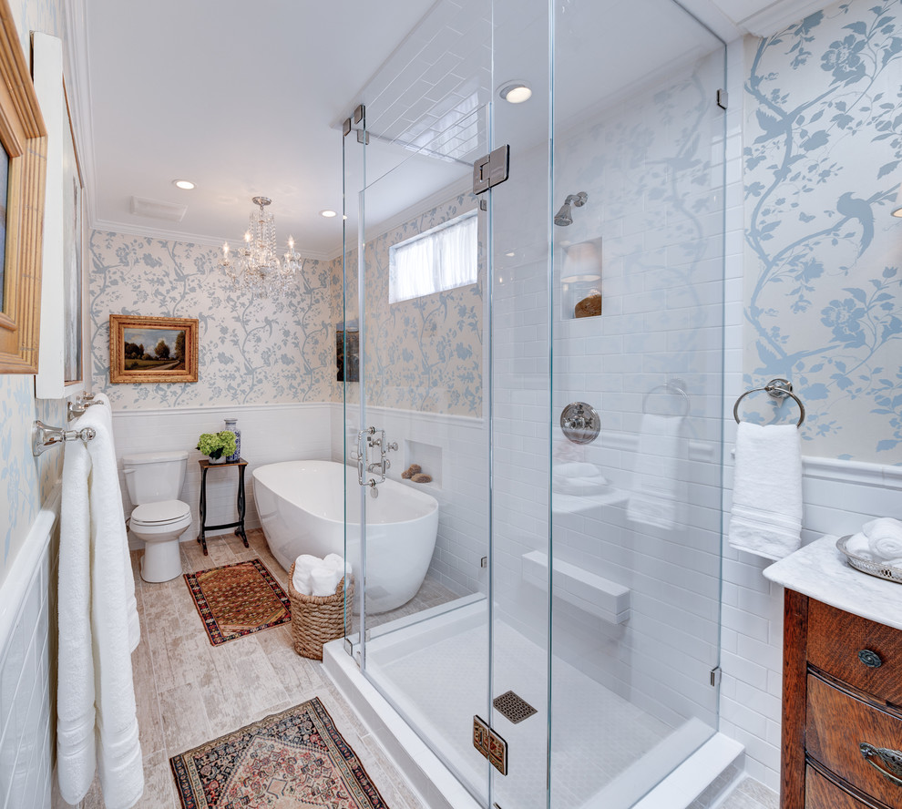 Inspiration pour une salle de bain principale design en bois brun avec un lavabo posé, un placard à porte plane, une baignoire indépendante, une douche ouverte, un carrelage blanc, un mur multicolore et parquet clair.