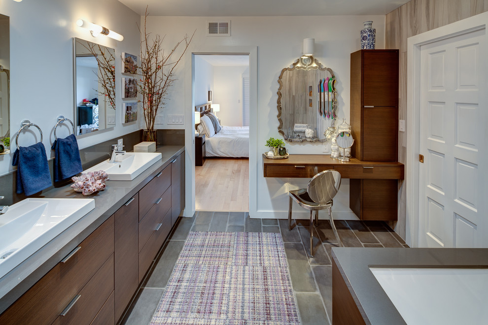 На фото: главная ванная комната в морском стиле с настольной раковиной, плоскими фасадами, фасадами цвета дерева среднего тона, полновстраиваемой ванной, открытым душем и синими стенами