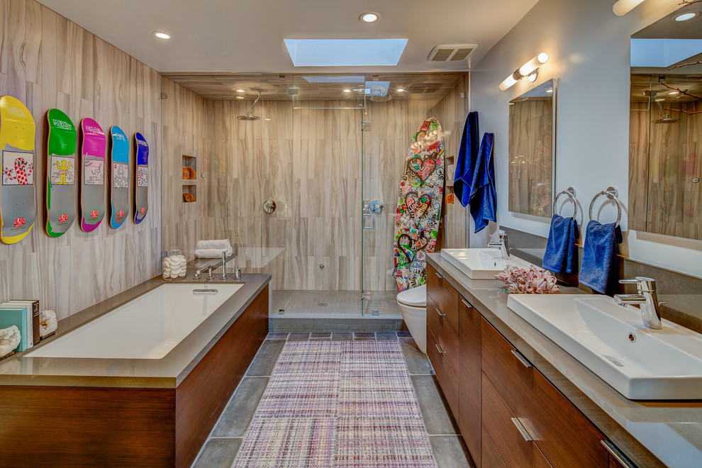 Идея дизайна: главная ванная комната в морском стиле с настольной раковиной, плоскими фасадами, фасадами цвета дерева среднего тона, полновстраиваемой ванной, открытым душем и синими стенами