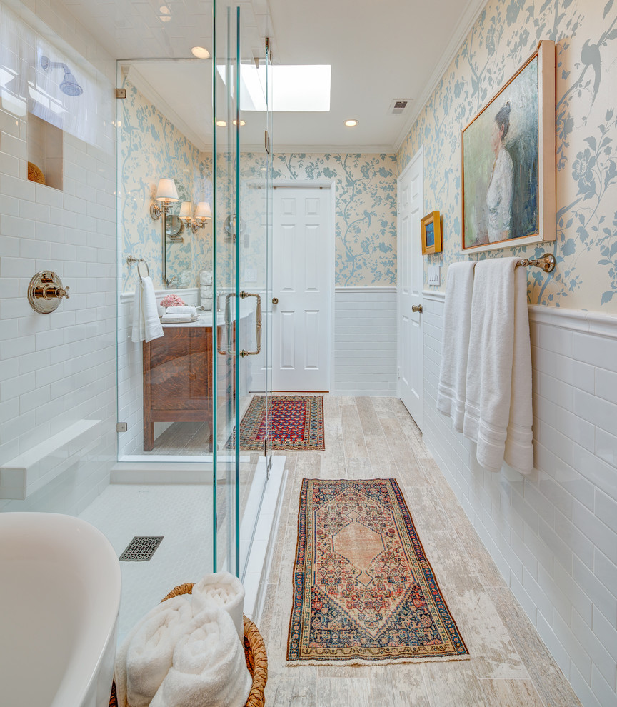 На фото: главная ванная комната в современном стиле с накладной раковиной, плоскими фасадами, фасадами цвета дерева среднего тона, отдельно стоящей ванной, открытым душем, белой плиткой, разноцветными стенами и светлым паркетным полом с