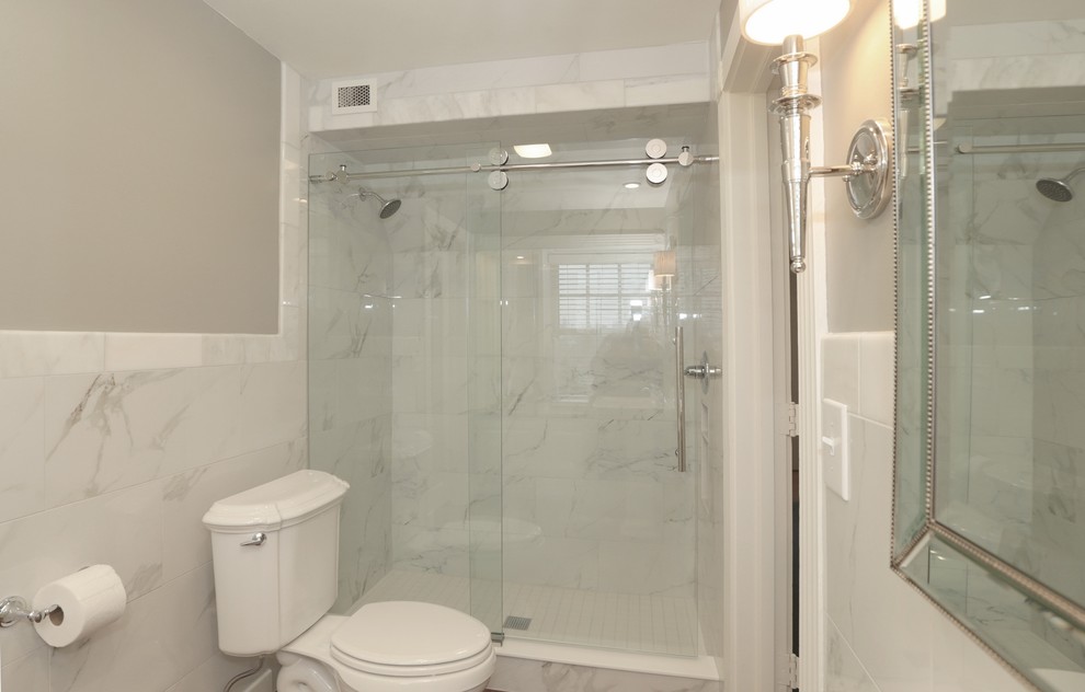 Esempio di una piccola stanza da bagno classica con ante con bugna sagomata, ante bianche, piastrelle bianche, pareti grigie, pavimento in vinile, lavabo a colonna e top in granito