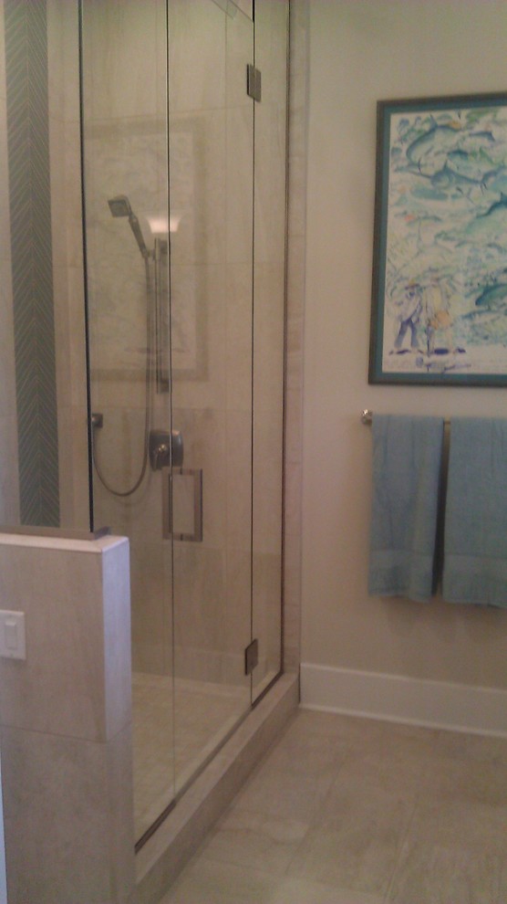 Cette photo montre une grande salle de bain principale chic avec une douche d'angle, un sol en carrelage de porcelaine, un sol beige et une cabine de douche à porte battante.