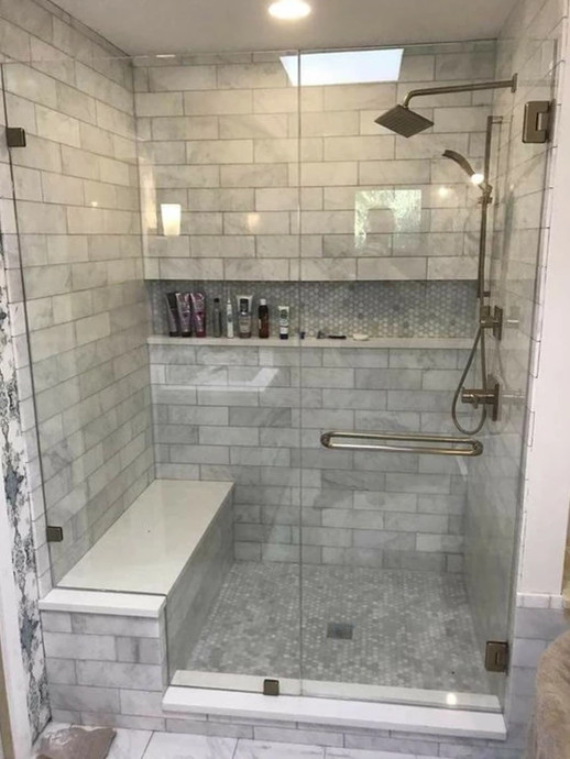 Пример оригинального дизайна: ванная комната в стиле неоклассика (современная классика) с душем в нише, серой плиткой, плиткой кабанчик, белыми стенами, душевой кабиной и душем с распашными дверями