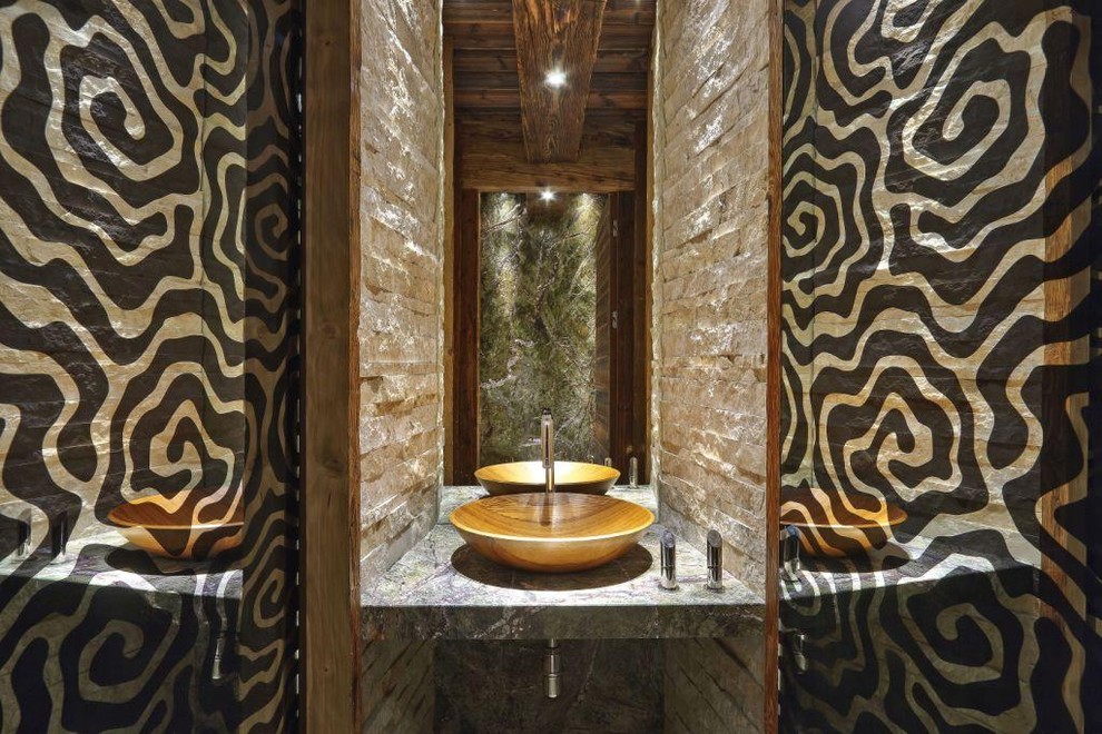 На фото: ванная комната в стиле рустика с настольной раковиной с