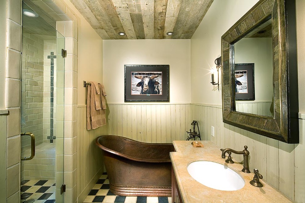 Foto di una stanza da bagno stile rurale con vasca freestanding e lavabo sottopiano