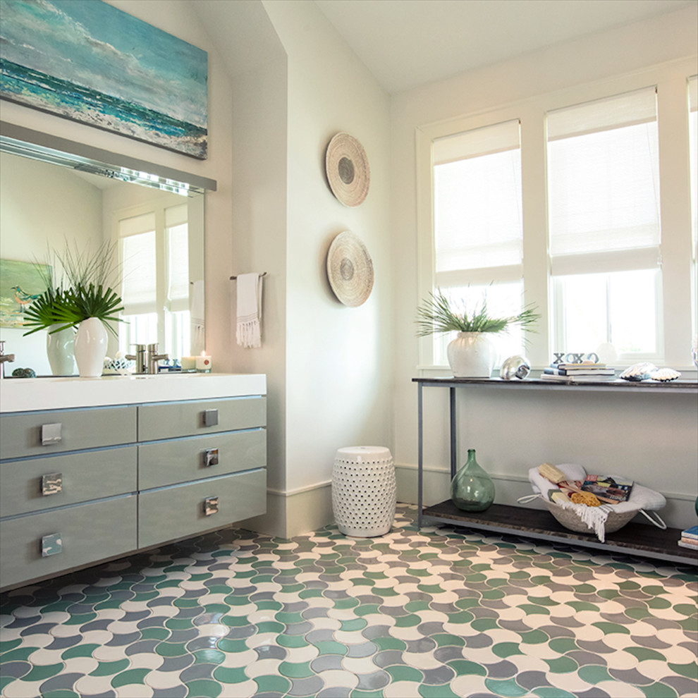 Стильный дизайн: большая главная ванная комната в морском стиле с плоскими фасадами, серыми фасадами, белыми стенами, раздельным унитазом, полом из мозаичной плитки, врезной раковиной, столешницей из кварцита и разноцветным полом - последний тренд