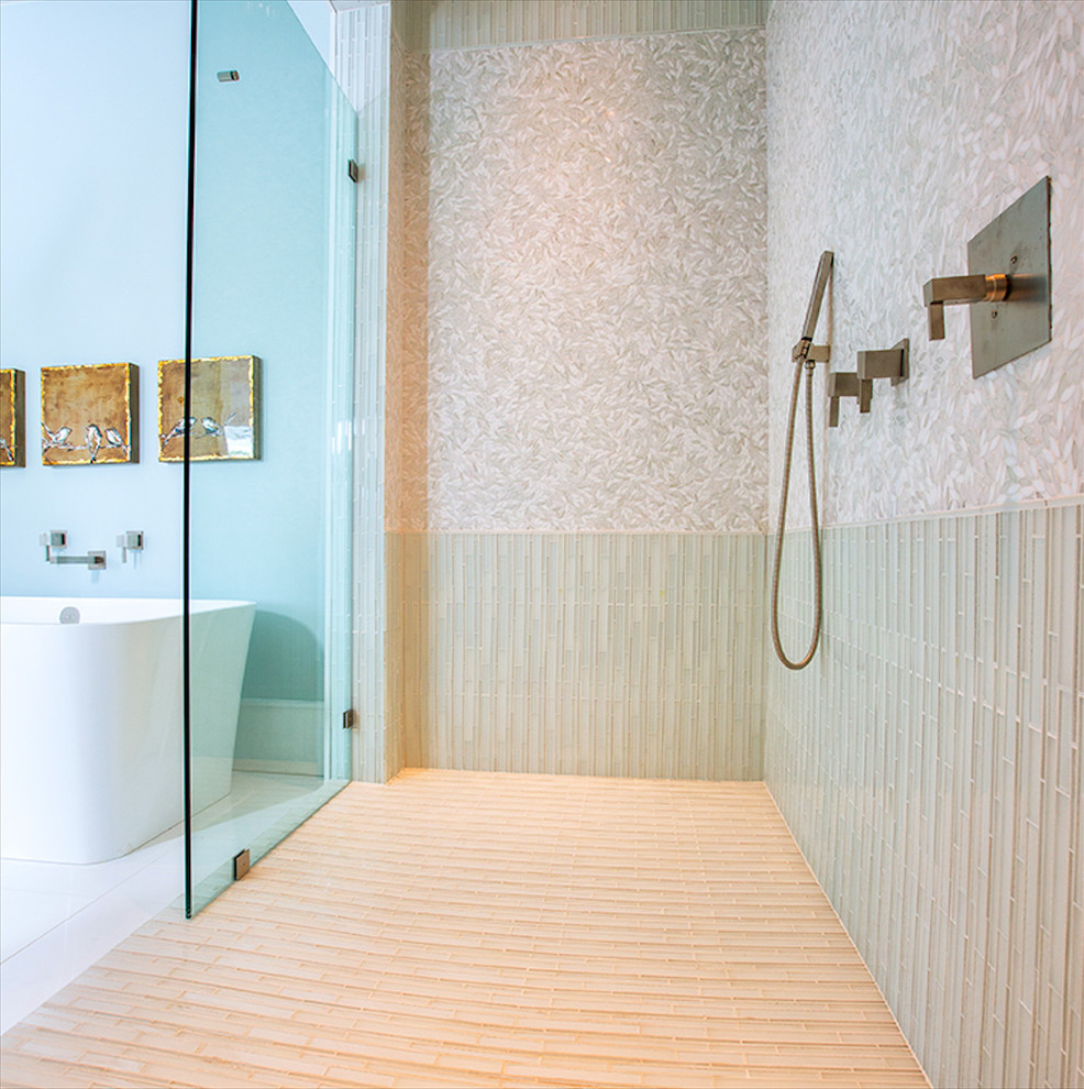 Пример оригинального дизайна: большая главная ванная комната в современном стиле с отдельно стоящей ванной, душем без бортиков, синей плиткой, серой плиткой, удлиненной плиткой, синими стенами, полом из керамогранита, белым полом и душем с распашными дверями