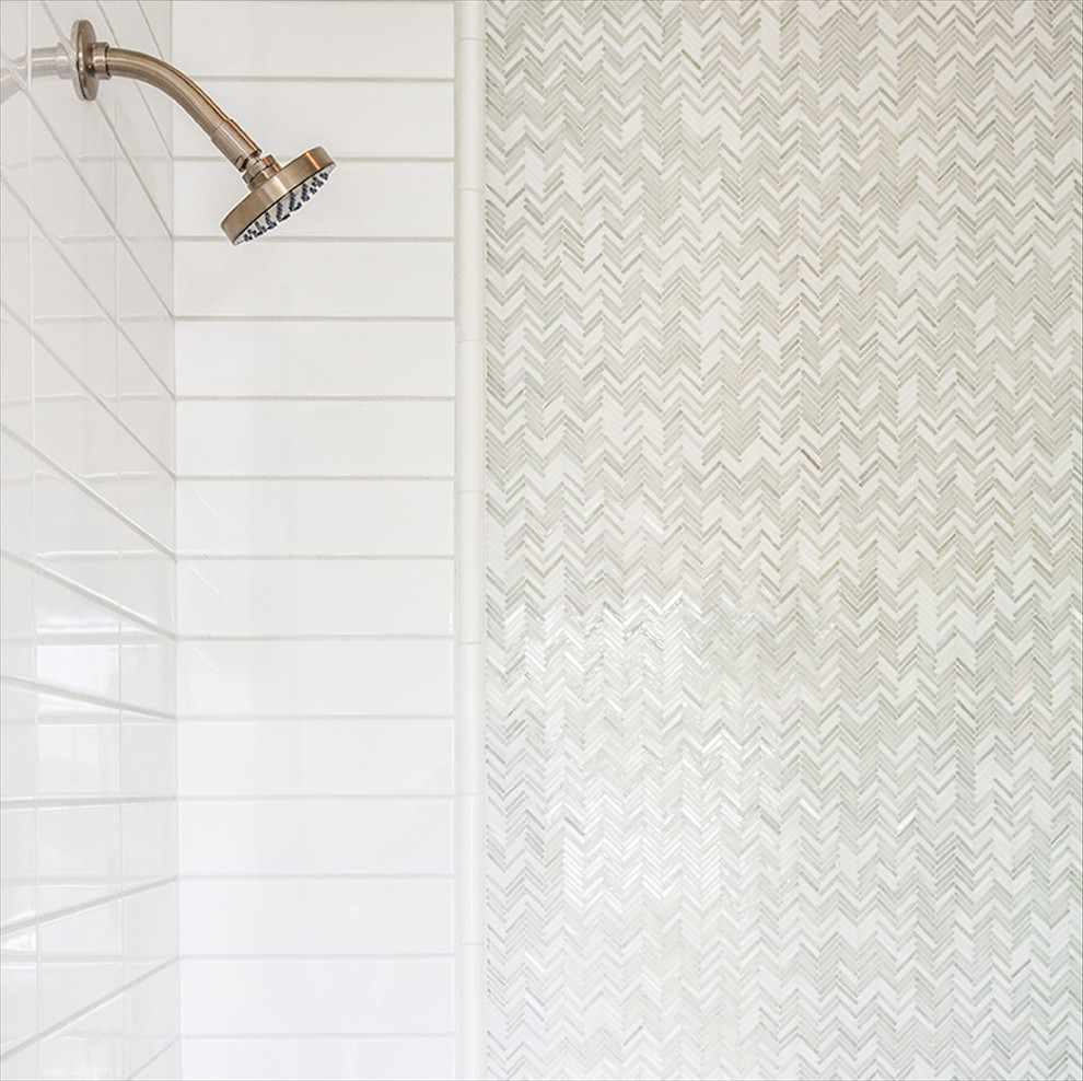 Foto de cuarto de baño contemporáneo con baldosas y/o azulejos multicolor, azulejos en listel y paredes blancas
