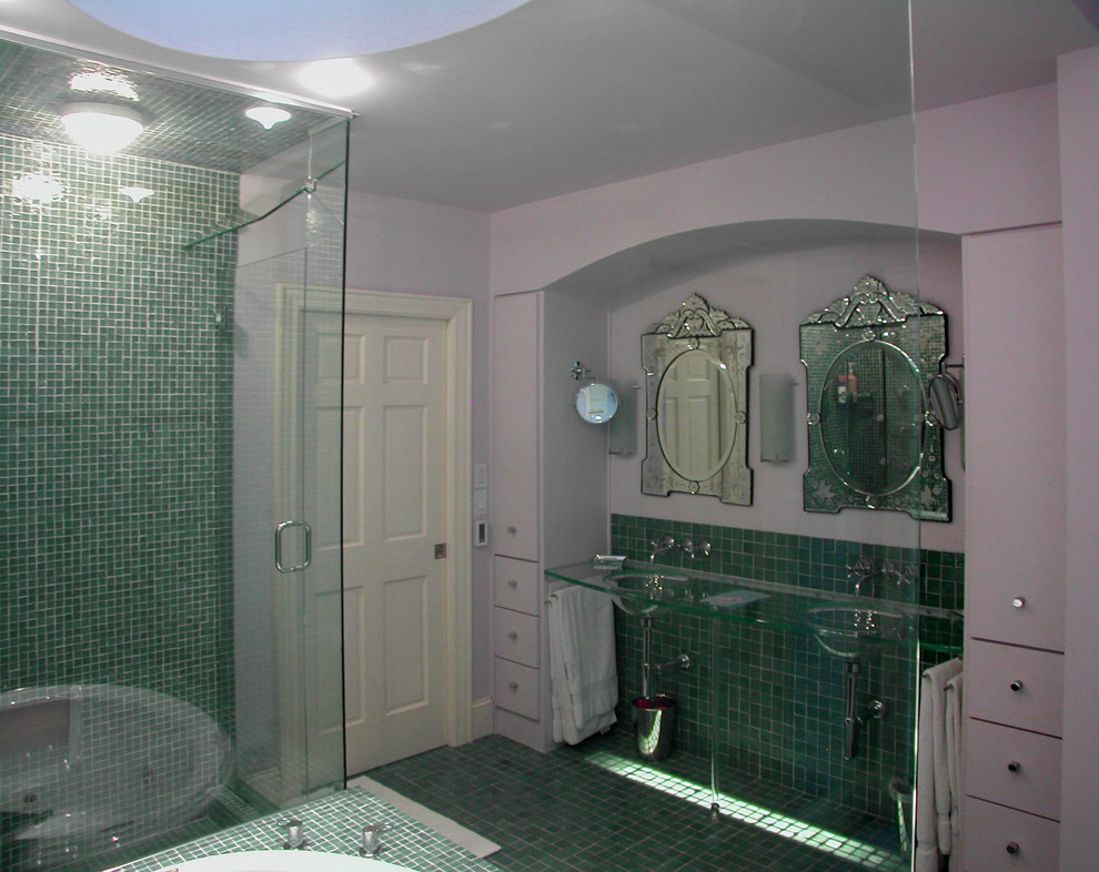 Идея дизайна: ванная комната в современном стиле с монолитной раковиной, стеклянной столешницей, накладной ванной, зеленой плиткой и керамической плиткой