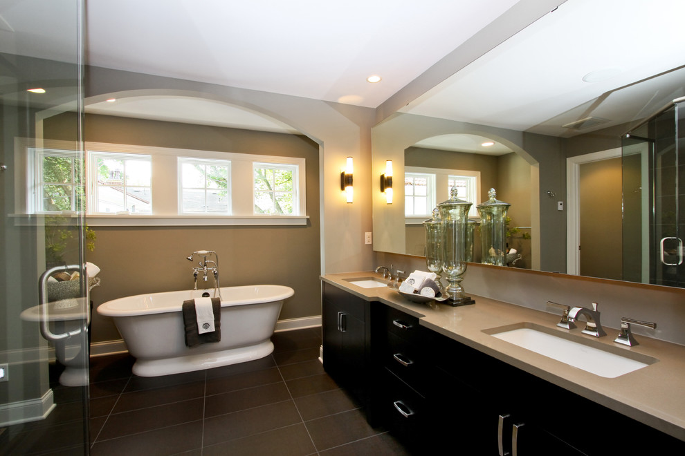 Imagen de cuarto de baño contemporáneo con bañera exenta