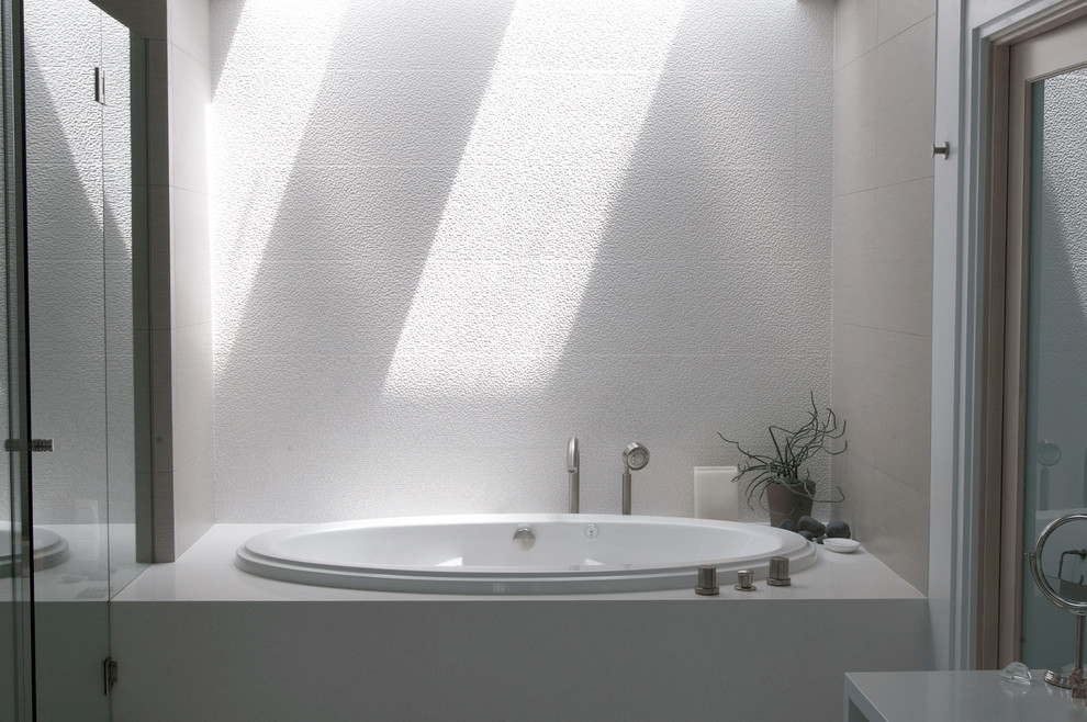 Idées déco pour une douche en alcôve principale contemporaine de taille moyenne avec une baignoire en alcôve, un carrelage blanc et un mur blanc.