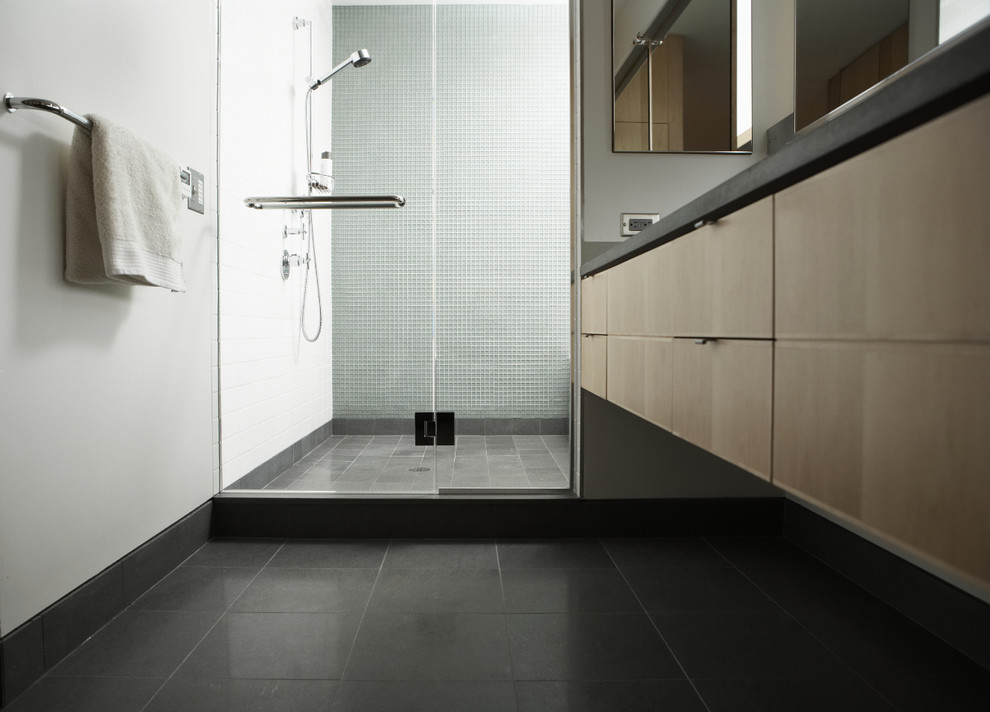 На фото: ванная комната в современном стиле с плоскими фасадами, душем в нише, белыми стенами и столешницей из искусственного камня
