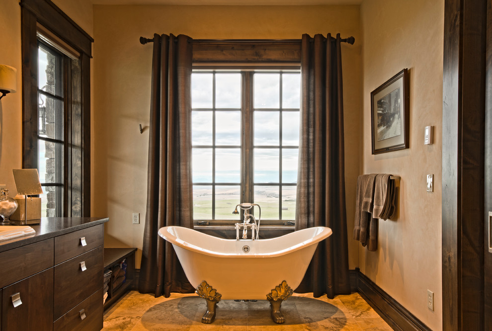 Foto di una stanza da bagno classica con vasca con piedi a zampa di leone