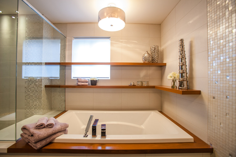 Modernes Badezimmer mit Einbaubadewanne, Duschnische, beigen Fliesen, Porzellanfliesen und beiger Wandfarbe in Montreal