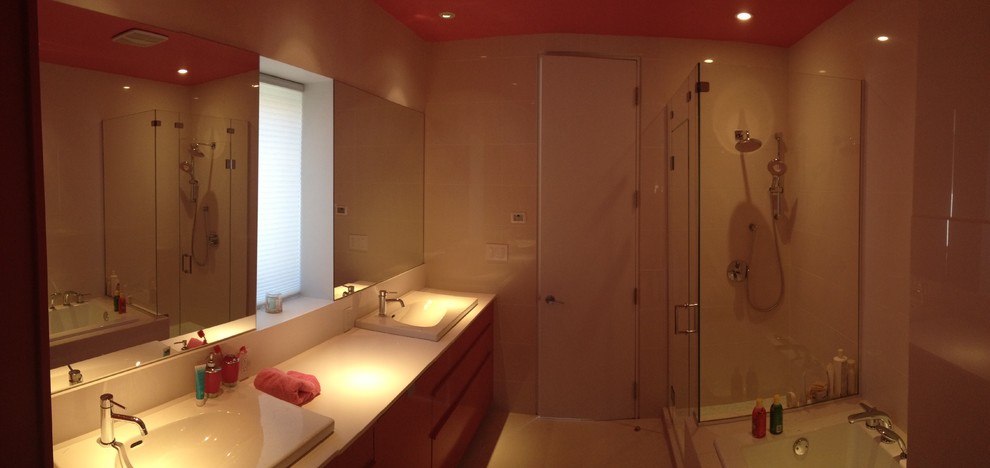 Bathroom - contemporary bathroom idea in Montreal