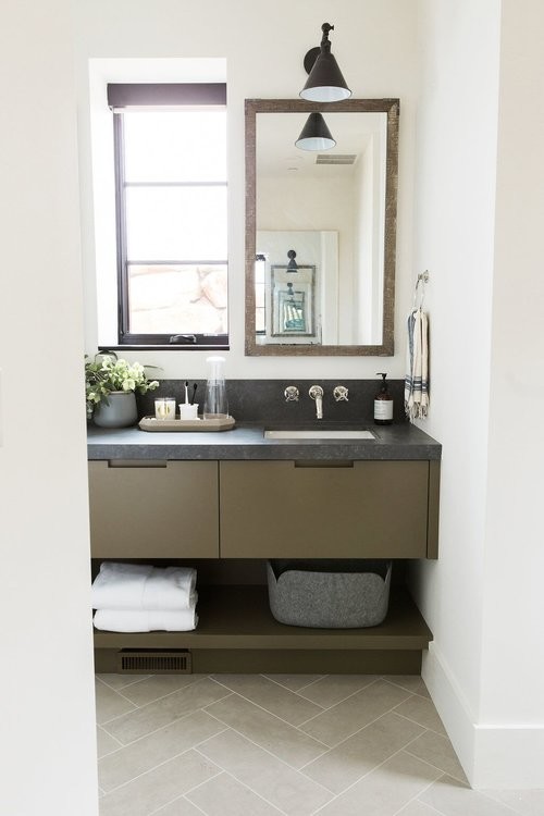 Пример оригинального дизайна: маленькая ванная комната в стиле фьюжн с душем в нише, белыми стенами и душем с распашными дверями для на участке и в саду