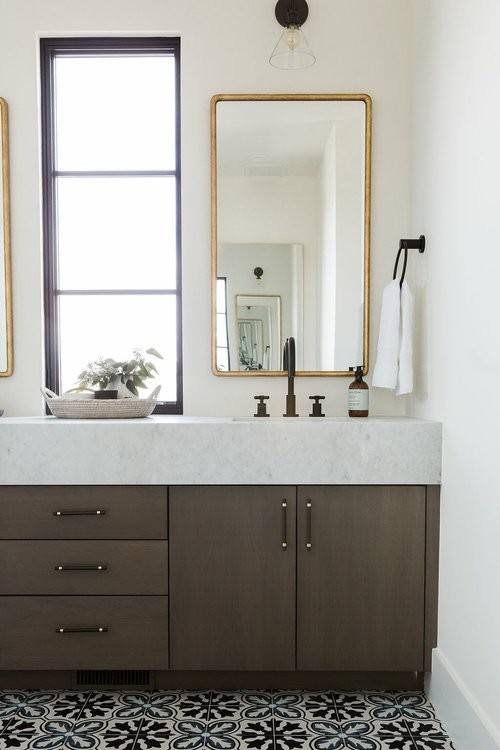 Modelo de cuarto de baño ecléctico pequeño con ducha empotrada, paredes blancas, suelo de azulejos de cemento, suelo multicolor y ducha con puerta con bisagras