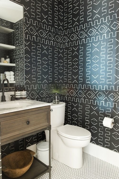Идея дизайна: маленькая ванная комната в стиле фьюжн с черными стенами, консольной раковиной и белым полом для на участке и в саду