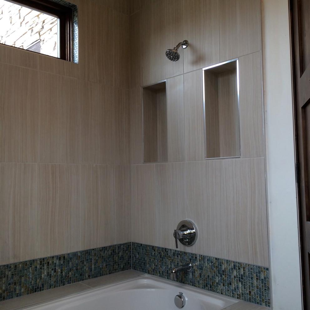 Idéer för ett modernt badrum, med en dusch i en alkov, en toalettstol med separat cisternkåpa, flerfärgad kakel, glaskakel, vita väggar och ljust trägolv