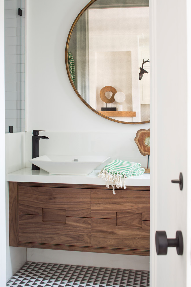Ispirazione per una stanza da bagno con doccia tradizionale di medie dimensioni con ante lisce, ante in legno chiaro, pareti bianche e lavabo a bacinella