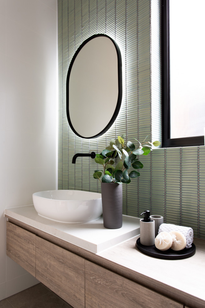 Exemple d'une salle de bain principale tendance en bois clair de taille moyenne avec un carrelage vert, un placard à porte plane, des carreaux en allumettes, un mur blanc, une vasque, un plan de toilette en bois, un plan de toilette beige, meuble simple vasque et meuble-lavabo suspendu.