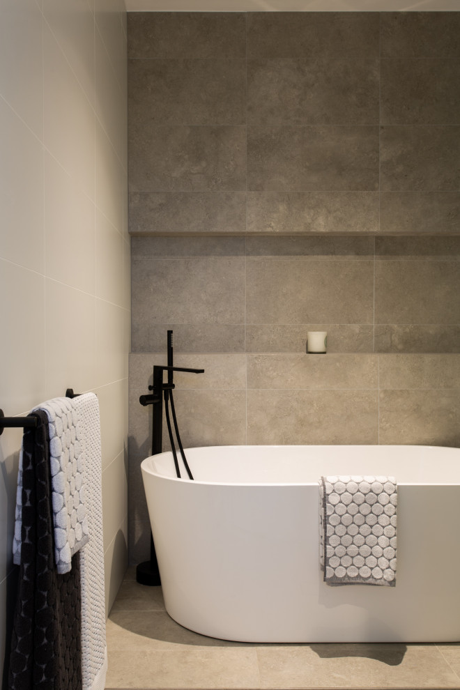 Foto di una stanza da bagno padronale design con ante in legno chiaro e piastrelle verdi
