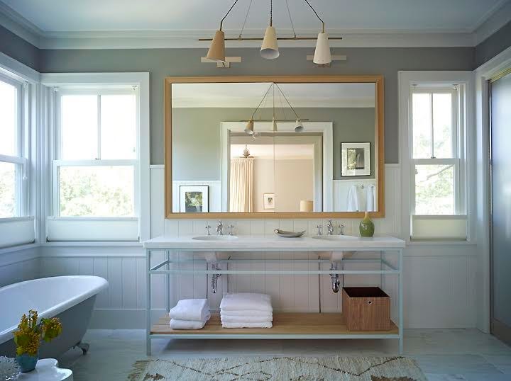 Foto di una stanza da bagno padronale design di medie dimensioni con vasca con piedi a zampa di leone, pareti grigie e pavimento con piastrelle in ceramica