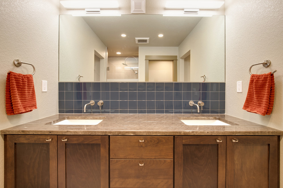 Inredning av ett modernt mellanstort beige beige badrum med dusch, med skåp i shakerstil, skåp i mörkt trä, blå kakel, cementkakel, granitbänkskiva, ett undermonterad handfat, dusch med gångjärnsdörr, klinkergolv i keramik, beiget golv och beige väggar