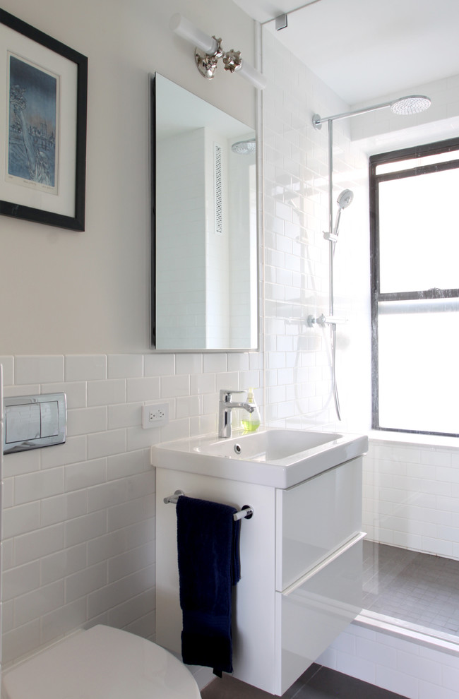 Esempio di una stanza da bagno padronale contemporanea di medie dimensioni con lavabo sospeso, doccia aperta, WC sospeso, piastrelle bianche, piastrelle in ceramica, pareti bianche e pavimento in gres porcellanato