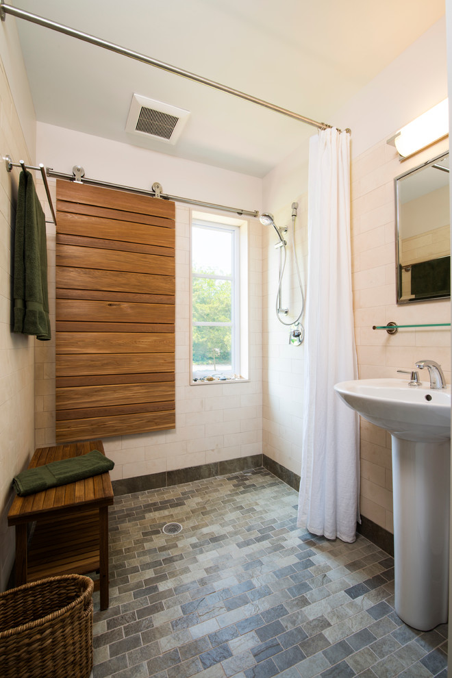 Esempio di una stanza da bagno design con lavabo a colonna, doccia a filo pavimento e piastrelle bianche