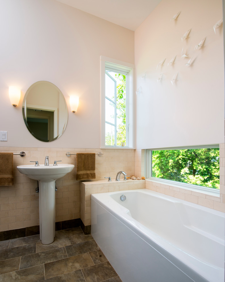 Diseño de cuarto de baño actual con lavabo con pedestal, bañera empotrada, baldosas y/o azulejos beige y baldosas y/o azulejos de piedra