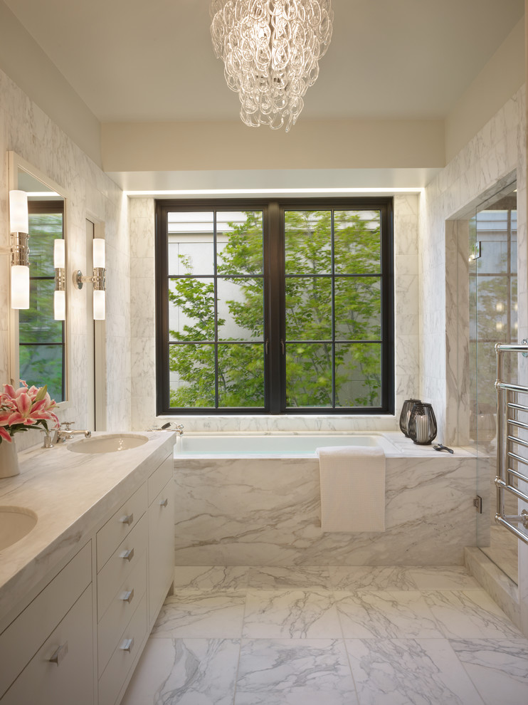 Идея дизайна: ванная комната в современном стиле с врезной раковиной, плоскими фасадами, белыми фасадами, полновстраиваемой ванной, душем в нише и белой плиткой