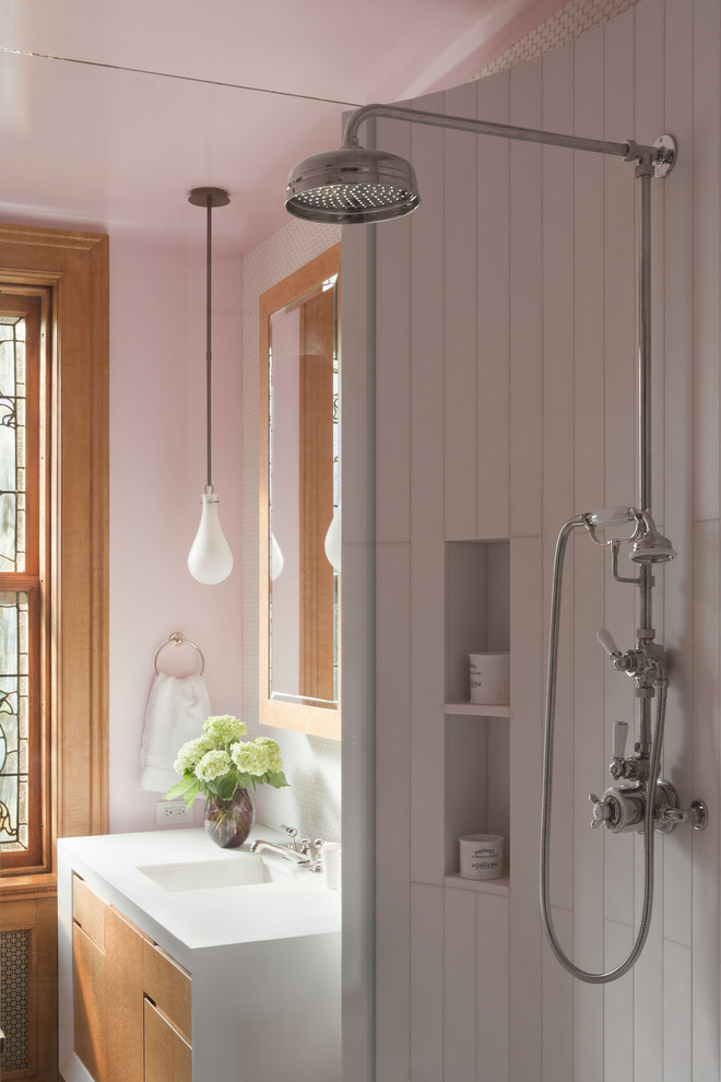 На фото: ванная комната в современном стиле с монолитной раковиной