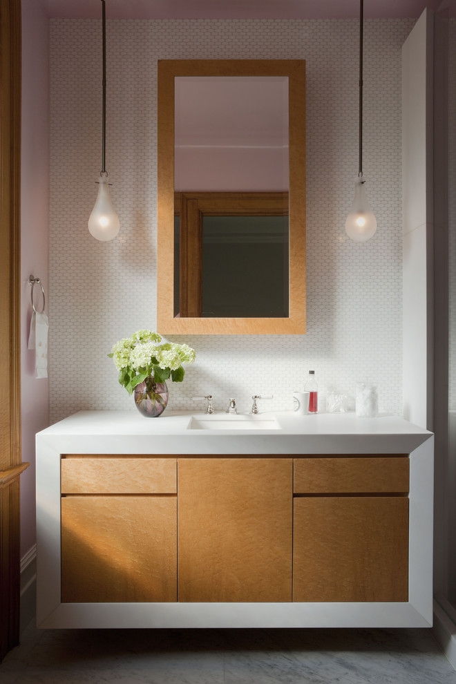 ニューヨークにあるモダンスタイルのおしゃれな浴室 (アンダーカウンター洗面器、フラットパネル扉のキャビネット、中間色木目調キャビネット、白いタイル、モザイクタイル) の写真