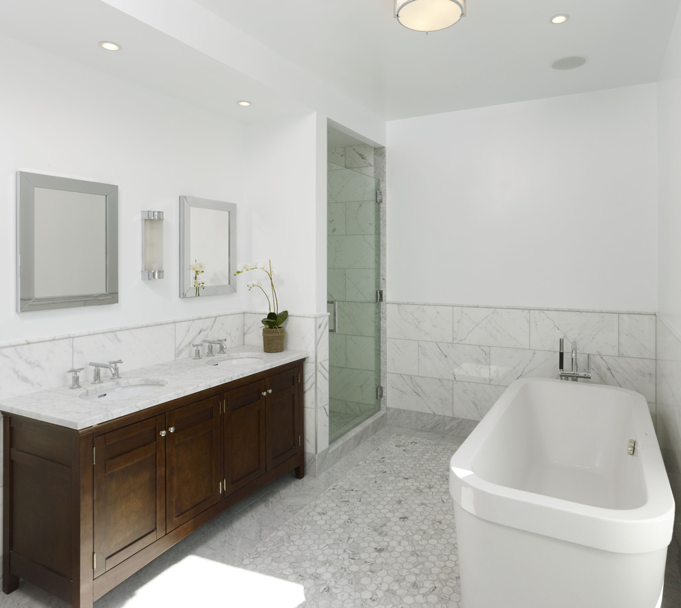 Идея дизайна: главная ванная комната среднего размера в современном стиле с отдельно стоящей ванной, темными деревянными фасадами, раздельным унитазом, черно-белой плиткой, плиткой мозаикой, белыми стенами, мраморным полом, врезной раковиной, мраморной столешницей, фасадами в стиле шейкер, душем в нише, серым полом и душем с распашными дверями